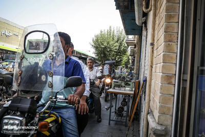 روزگار سخت عابران پیاده در خیابان های تهران/  موتورسواران حق عبور از پیاده‌راه‌ها را حق مسلم خود می‌دانند