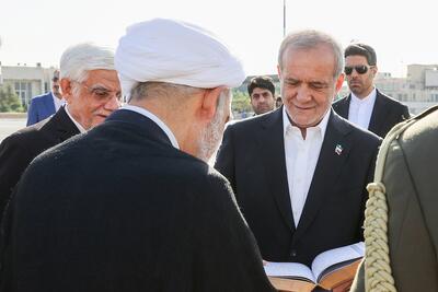 ویدیو / سفارش پزشکیان به معاون علمی ریاست جمهوری قبل از سفر به چین: پنل‌های خورشیدی شهرستان‌ها را با سرعت انجام بده؛ دستت درد نکند
