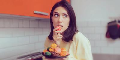 نشانه هایی نشون میده که به شیرینی و قند اعتیاد دارید و باید جدی بگیرید!