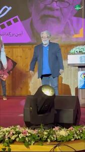 لحظه فرار حسن پورشیرازی از بوسه عاشقانه همسرش!