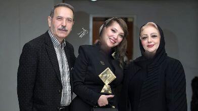 لحظه اهدای باشکوه جایزه بهترین بازیگر نقش اول مکمل زن  توسط پریناز ایزدیار و ناهید مسلمی به صدف اسپهبدی و  تشکر ویژه او از پدر و مادر شیک پوش و با کلاسش+ فیلم