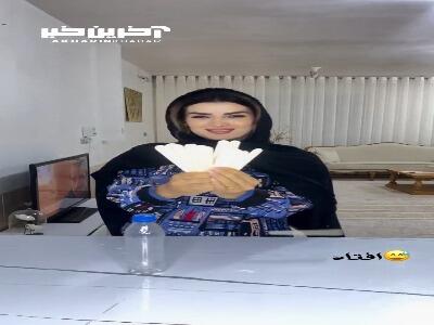 با چند تا چوب بستنی ساده ، یک گل آویز زیبا بساز