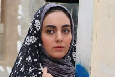 تاریخ و زمان وبگردی؛ مهشید جوادی نمایی از دکوراسیون زیبای خانه اش را با گل آفتابگردان منتشر کرد