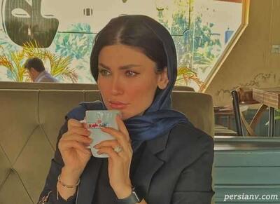 تاریخ و زمان وبگردی؛دکوراسیون زیبای خانه شیوا طاهری با قاب و گلدان های زیبا