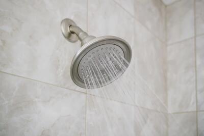 انواع غسل واجب و مستحب در اسلام و نحوه انجام آنها