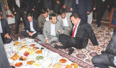 عکس/ آموزش چهارزانو نشستن توسط احمدی نژاد به هوگو چاوز ۱۶ سال پیش | اقتصاد24