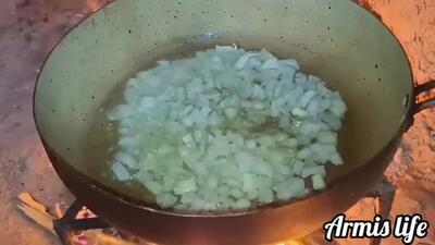 غذای روستایی خوشمزه در ایران؛ آموزش پخت با جگر مرغ و تخم مرغ + فیلم