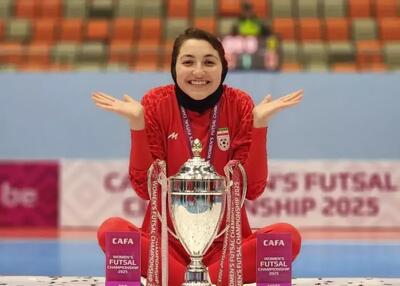 بمب فوتسال زنان با پیراهن استقلال