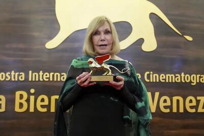 شیر طلایی افتخاری جشنواره ونیز به کیم نواک اهدا شد