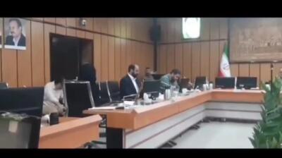 ببینید؛ عضو شورای شهر قزوین با چماق وارد صحن علنی شورا شد