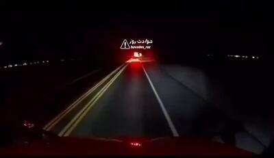 له شدن چهار خودروی سواری زیر چرخ‌های تریلی؛ تصادف وحشتناک ناشی از کم‌نوری جاده و نقطه کور راننده تریلی