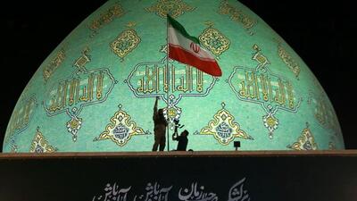 رجزخوانی حماسی بر علیه دشمنان در لحظات اهتزاز پرچم ایران در مسجد جمکران/ ویدئو