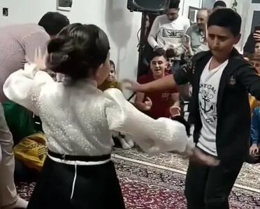 آواز شاد؛ دوتا بچه ها خواهر برادری تو مهمونی شلوغ رقصیدن احسنت به این استعدادشون