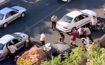 اخراج مسئولان به دلیل کتک‌زدن دستفروشان