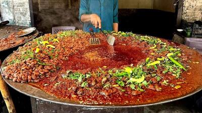 غذای خیابانی؛ پخت یک غذای محبوب با جگر گاو، فلفل و ادویه در کراچی (فیلم)