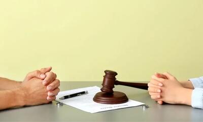 زنم در دورهمی دوستانه معتاد شد، باید طلاق بگیریم