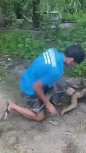 فیلم / میمون عصبانی به مرد حمله کرد