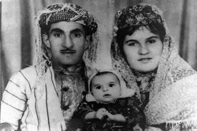 آواز محلی؛ دختر حسن زیرک با لباس محلی رفته سرمزار ماموستا اشک میریزه با آهنگش