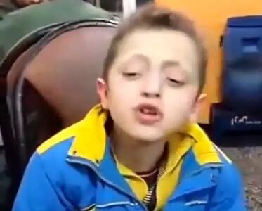 آواز اصیل؛ پسر دوره گرد ذره ای به سن و سالش نمیاد اما صداش خیلی بزرگه و مسلط میخونه