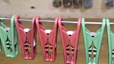 ترفند خلاقانه استفاده از گیره لباس برای رخت و لباس / حجم کمتری از فضا را اشغال میکند