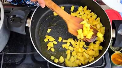 طرز تهیه غذای روستایی ایرانی: ماکارونی با سویا و سیب زمینی + فیلم