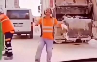 آواز اصیل؛ این رفتگر شهرداری دل همه رو خون کرد با رقصش طفلی چه دل صافی داره