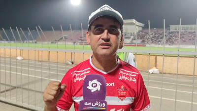 هوادار تاجیکستانی با لباس پرسپولیس در ورزشگاه