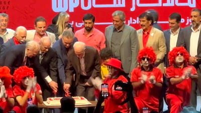 بریدن کیک سالگرد و شعارهای هواداران پرسپولیس؟