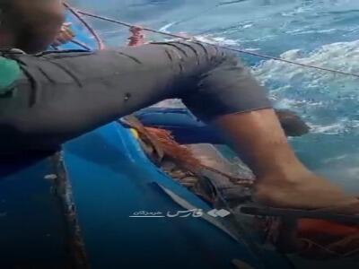 فیلم/ نجات ۵ خدمه لنج تجاری مغروق در بندر لنگه