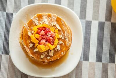 طرز تهیه پنکیک هلو، یک صبحانه خوشمزه و سالم