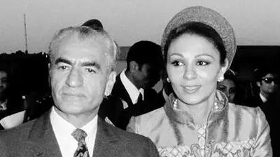 عکس تاریخی شوکه‌کننده از کاخ مهرشهر کرج؛ فرح با لباس عروس در کنار «محمدرضا پهلوی»!