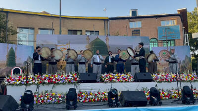 طنین ندای «لبیک یا رسول‌الله» با اجرای گروه دف‌نوازی در جشن امت احمد