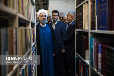 عکس/ اهدای ۲۵ هزار نسخه کتاب توسط حسن روحانی به کتابخانه ملی