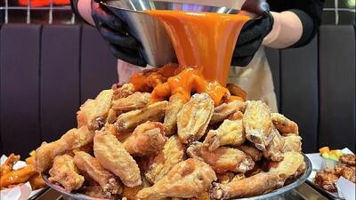 طرز پخت 200 کیلوگرم مرغ سوخاری طعم‌دار در بانکوک (فیلم)