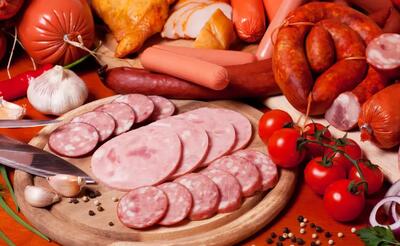 مقایسه مضرات سوسیس و کالباس؛ کدام برای سلامت خطرناک‌تر است؟ (فیلم)