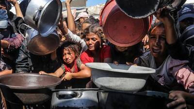 تصاویر؛ گریه و فریاد فلسطینی‌های گرسنه در صف توزیع غذا