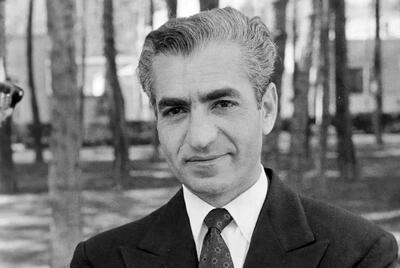 سفر در زمان؛ «محمدرضا پهلوی» با سبیل و در جریان یک بازدید؛ دهه 20