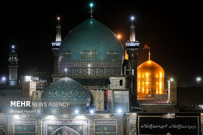 اقامه نماز آیات برای طولانی ترین ماه گرفتگی قرن در حرم امام رضا(ع)