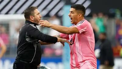 محرومیت سنگین لوئیس سوارز بعد از پرتاب آب دهان به حریف! - پارس فوتبال
