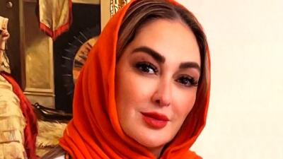 نگاهی به استایل منحصر به فرد الهام حمیدی در مزون لباس مطرح + ویدیو / مانتویی سفید با طراحی گل‌های برجسته و حس ناب مدلینگ