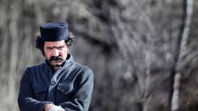 (عکس) چاوش خان تفنگچی مهربان سریال گیلدخت، در آغوش مادرش با تیپ و استایل امروزی / خوشتیپه، نه؟!