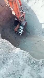 لحظه نفسگیر نجات یک سگ از گودال عمیق + فیلم