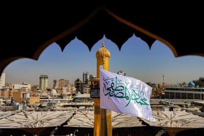 عکس/ برافراشتن پرچم پیامبر اکرم(ص) در حرم امام علی(ع) به مناسبت هفته صادقین
