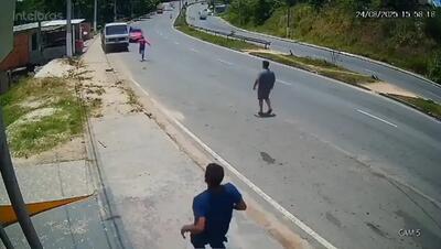 حادثه رانندگی به دلیل بی‌احتیاطی راننده کامیون (فیلم)