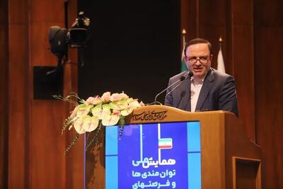 مسرور، دبیر شورای‌عالی مناطق آزاد: بازگشت مزیت‌های قانونی و توسعه مناطق آزاد، راهبرد اصلی دولت است / بسیاری از این مزیت‌ها، پس از تحویل دولت چهاردهم از بین رفته بود / مناطق آزاد باید به معنای واقعی آزاد باشند تا بتوانند نقش خود را در اقتصاد ایفا کنند / اتصال ریلی ایران به ترکیه و اروپا از پروژه‌های شاخص در حال اجراست / در دو سال آینده، بسیاری از مشکلات کنونی مناطق آزاد برطرف خواهد شد