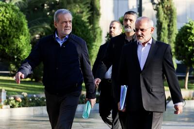 کیهان: فتنه‌گران در اطراف و درون دولت خیمه زده‌اند/ آنها با جنجال بر سر کنسرت، ولنگاری فضای مجازی و ارائه لایحه دوفوریتی و پس گرفتن آن، سبب شده‌اند رئیس‌جمهور از مسئولیت اصلی باز بمانند / سعه صدر کافی است، جریان نفوذی خائن باید مورد برخورد پشیمان‌کننده قرار گیرند