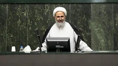 انتقاد پژمانفر از نحوه واگذاری سهام فولاد مبارکه و خودروسازان به زیر قیمت