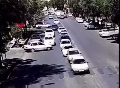 عاقبت تلخ دو راننده بعد از زرنگ‌بازی وسط خیابان؛ شاخ‌به‌شاخ شدن پراید و پژو ۲۰۷