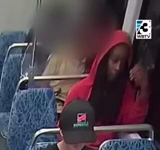 لحظه قتل دختر جوان داخل مترو با ضربات چاقو مقابل چشم مردم!