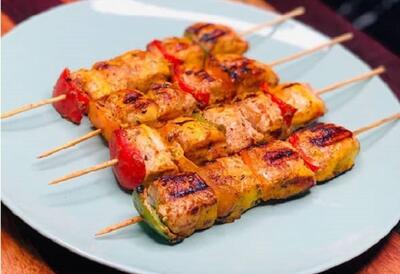 طرز تهیه کباب ماستی مجلسی؛ جوجه کباب نرم و خوش‌عطر